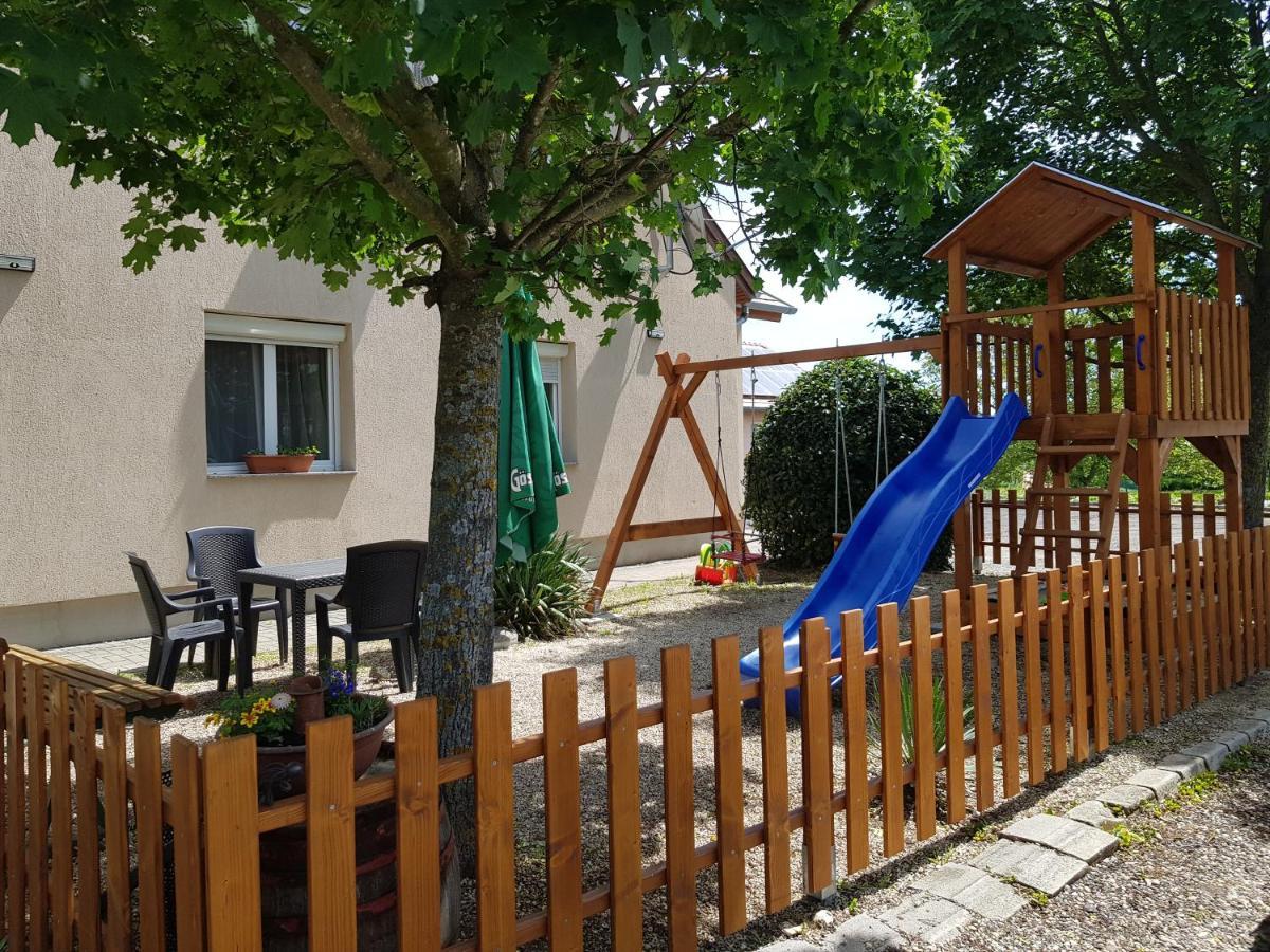 Borostyánkert Étterem&Vendégház Sitke Extérieur photo