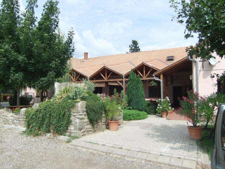 Borostyánkert Étterem&Vendégház Sitke Extérieur photo