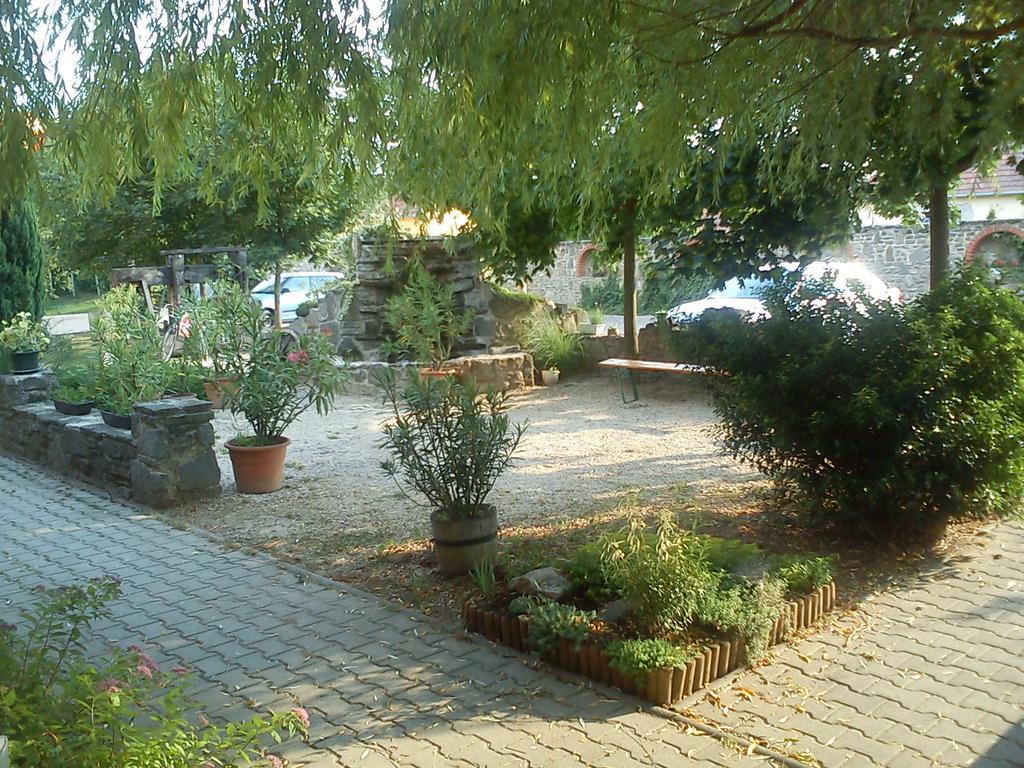 Borostyánkert Étterem&Vendégház Sitke Extérieur photo