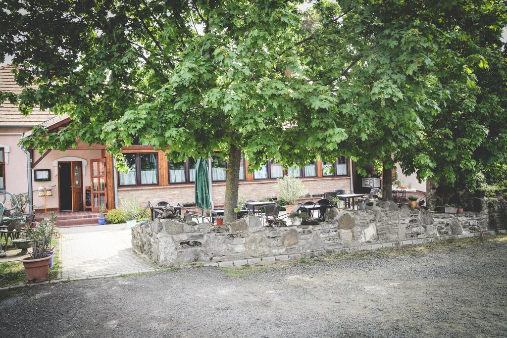 Borostyánkert Étterem&Vendégház Sitke Extérieur photo