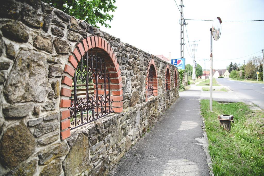 Borostyánkert Étterem&Vendégház Sitke Extérieur photo