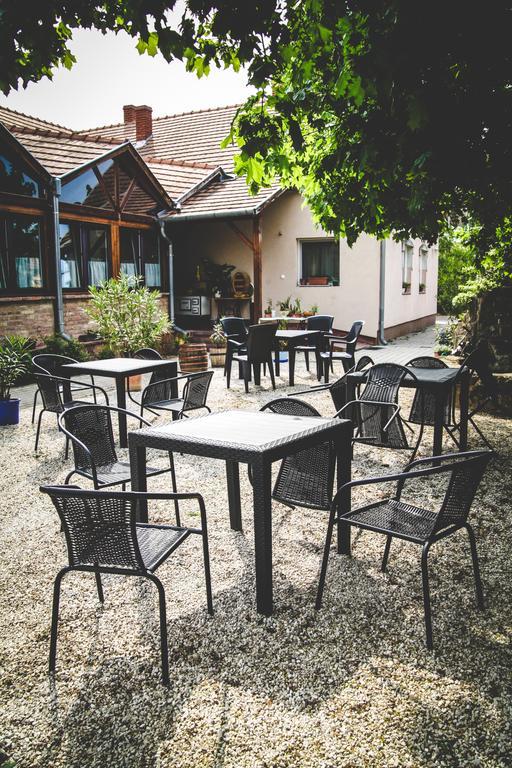 Borostyánkert Étterem&Vendégház Sitke Extérieur photo
