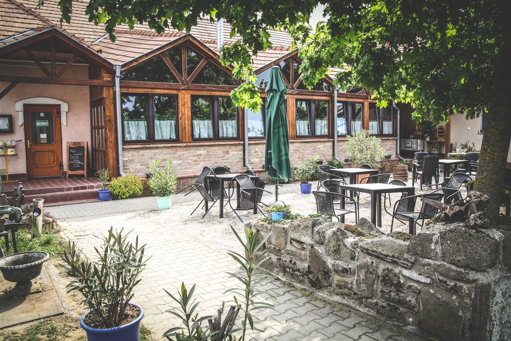 Borostyánkert Étterem&Vendégház Sitke Extérieur photo