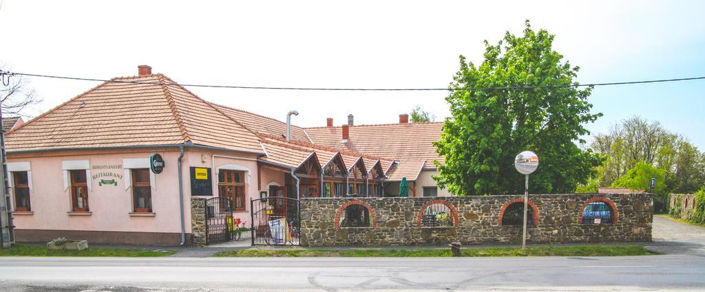 Borostyánkert Étterem&Vendégház Sitke Extérieur photo