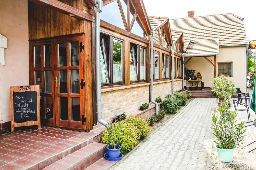 Borostyánkert Étterem&Vendégház Sitke Extérieur photo